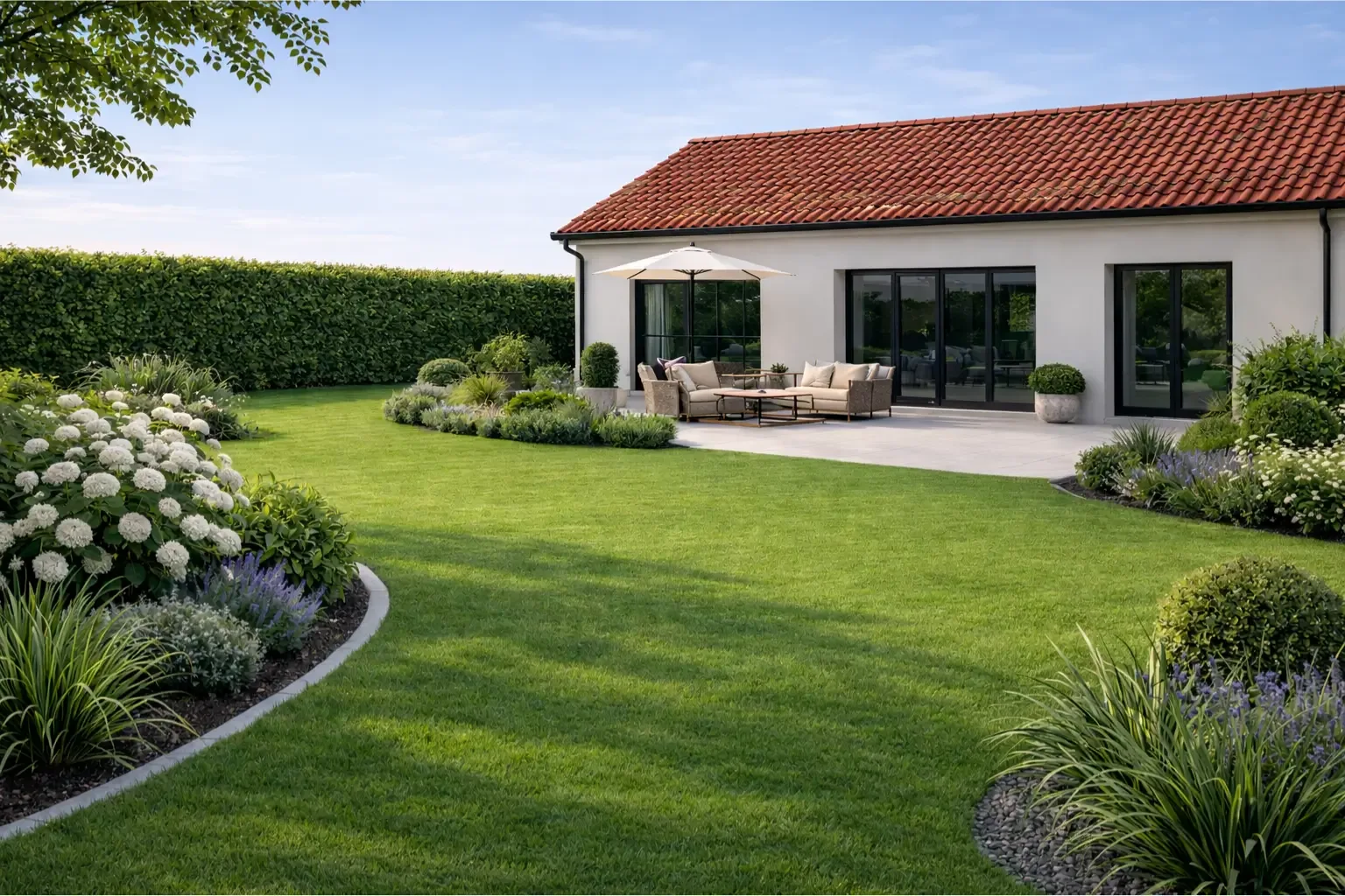 Jardin résidentiel avec pelouse haut de gamme à Hyères